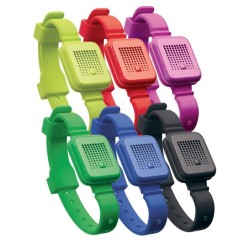 Confezione contenente Colpharma Double Defense Fun, braccialetto per protezione da zanzare e insetti volanti.