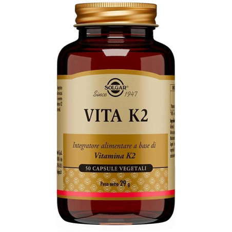 Barattolo da 50 capsule vegetali di Solgar Vita K2, integratore di vitamina K2 per la salute di ossa e cuore.